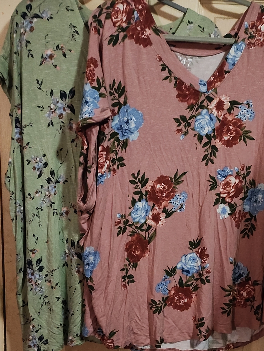 Maurices 24-7 Floral V-Neck Women’s Top - Dusty Rose with Blue Blooms